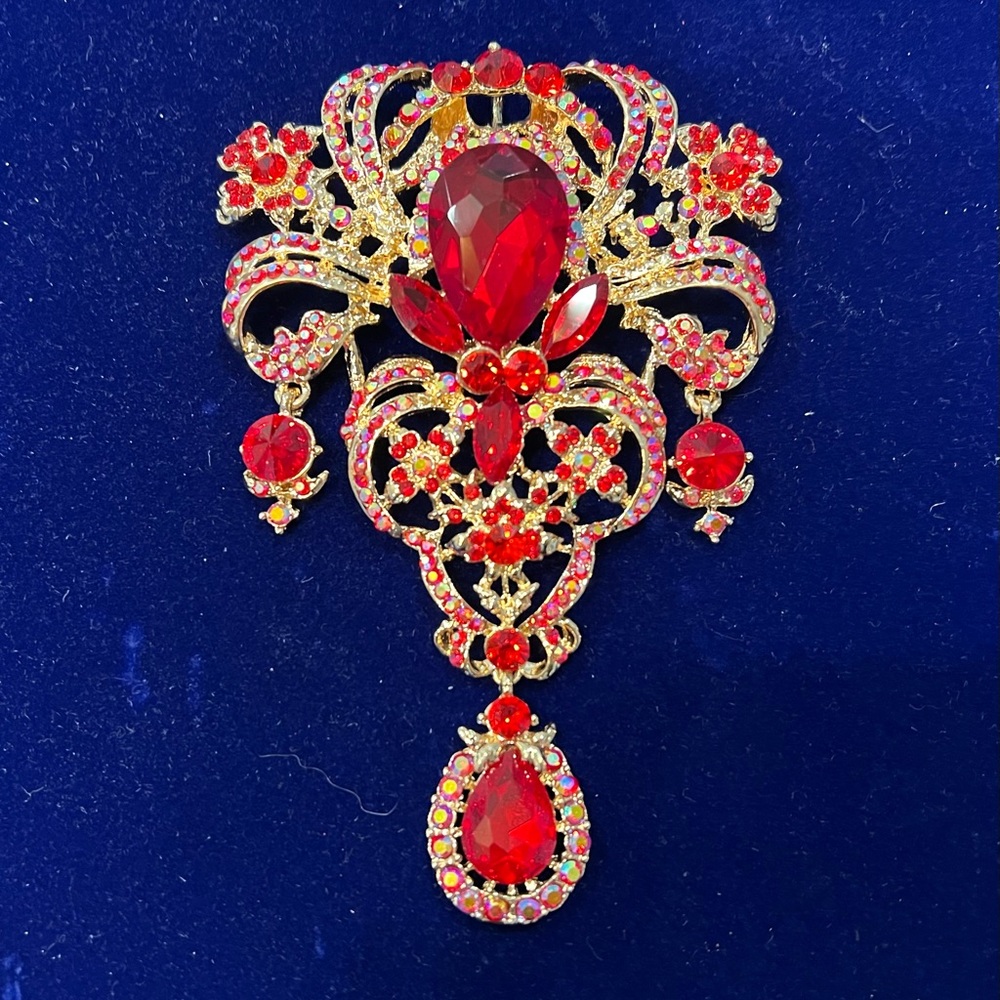 Large crimson red statement brooch a real eye catcher - Picture 1 of 3